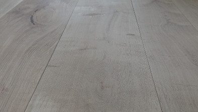 Natürlich graue Dielen vor dem Ölen